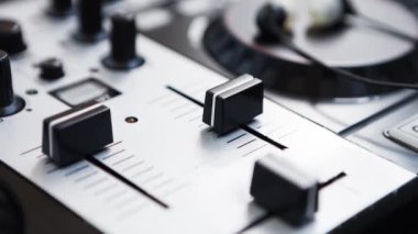 Yakından parti dj mikser cihaz görüntüleri. Yakın çekimde profesyonel disk jokey ses ekipmanları Video. Gece kulübünde konserde müzik çalmak için ses düzenleyicileri ve çapraz fader ile karıştırma paneli.