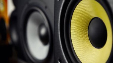 Dj dükkanında yüksek kaliteli hoparlörler Görüntüleri. Ses kayıt stüdyosu için hifi ses sistemi satın alın. Profesyonel hi-fi dolap hoparlör kutusu satışa. Ses kayıt stüdyoları için ses ekipmanları.
