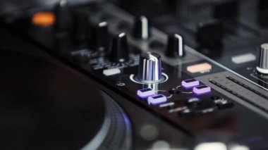 Yakından parti dj mikser cihaz görüntüleri. Yakın çekimde profesyonel disk jokey ses ekipmanları Video. Gece kulübünde konserde müzik çalmak için ses düzenleyicileri ve çapraz fader ile karıştırma paneli.