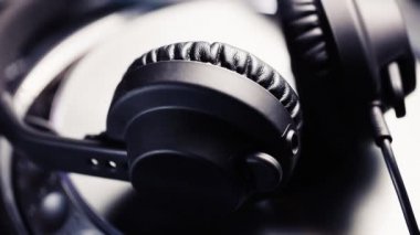 Güçlü bas & yüksek kaliteli ses ile DJ kulaklıklar. Müzikal parçaları karıştırma için profesyonel parti DJ kulaklık