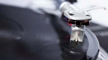 Profesyonel pikap müzik ile vinil rekor disk oynar. DJ turntable kayıt oyuncu closeup. Ses donanımları, disk jokey için.