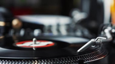 Profesyonel pikap müzik ile vinil rekor disk oynar. DJ turntable kayıt oyuncu closeup. Ses donanımları, disk jokey için.
