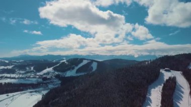 Bukovel 'de drone videosu. Karpat Dağları