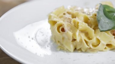 Fesleğen yaprağı ve parmesan peyniri ile lezzetli İtalyan makarna yemeği görüntüleri gurme restoranda beyaz tabak tabak tabak tabak tabak tabak tabak tabak tabak tabak tabak tabak tabak tabak tabak tabak tabak tabak tabak tabak tabak tabak tabak tabak tabak tabak tabak tabak tabak tabak tabak tabak tabak tabak tabak tabak tabak tabak tabak tabak tabak tabak tabak tabak tabak tabak Cafe menüsü için yemek yemeği yakın video 