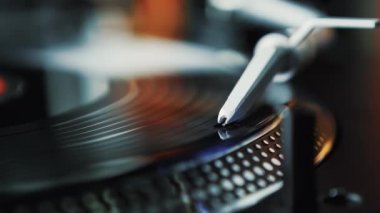 Yakın yukarı Retro DJ pikap oyuncu görüntüleri. Vintage disk jokey çevirmek masa iğne üzerinde nadir kırmızı vinil rekor disk ile müzik.