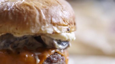 Mangalda kızarmış lezzetli hamburger. Makro modunda fotoğrafı kapatma 