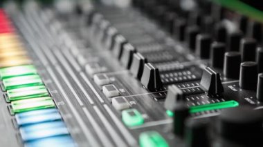 Dj'in konserde remix ve müzik çalması için profesyonel ses ekipmanlarının görüntüleri, parti. Ses kayıt stüdyosu teknolojisi. Midi klavye piyano, faders & regülatörleri ile dijital müzik aleti.