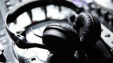 Yakından vinil oyuncu cihazda profesyonel dj kulaklık görüntüleri. Dj'ler pikap ve büyük siyah kafatelefonları. Ses kayıt stüdyosu ekipmanları. Disk jokey için Hip hop konser kurulumu.