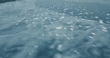  Dondurulmuş hava drone fotoğrafı Kiev 'deki Dinyeper Nehri. Ukrayna 'da karlı kış peyzaj quadrocopter havai shot.