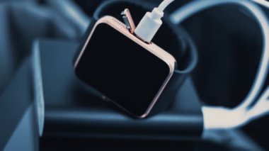 Taşınabilir powerbank şarj cihazıusb kablosu ile chraging boş siyah ekran ile Akıllı saatler. Boş dokunmatik ekranlı trendy altın kol saatleri. Mobil uygulama arabirimini ve logosunu yerleştirin