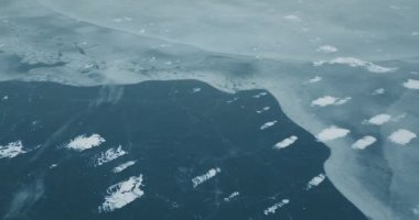  Dondurulmuş hava drone fotoğrafı Kiev 'deki Dinyeper Nehri. Ukrayna 'da karlı kış peyzaj quadrocopter havai shot.