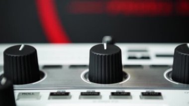 Parti dj & müzik yapımcısı için profesyonel midi denetleyicisinin görüntüleri. Modern ses ekipmanları ile çalmak & remix parçaları. Ses ve ses efektlerini kontrol etmek için faders & regülatörlere odaklanın.
