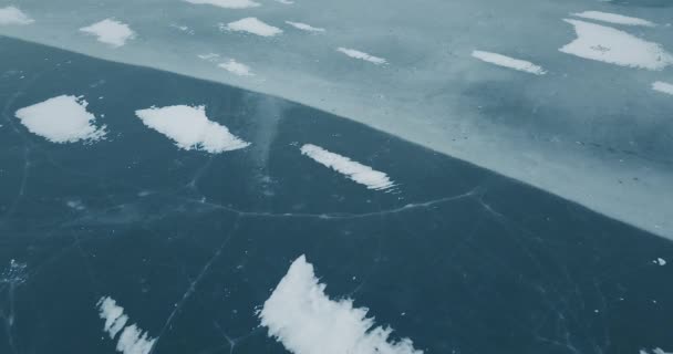 空中ドローン写真は キエフでドニエプル川を凍結しました ウクライナの雪の冬の風景のクワッドコプターオーバーヘッドショット — ストック動画