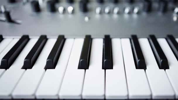 米迪键盘键对焦 音乐人的数字钢琴甲板 播放和混音音乐现场与专业的音响设备 录音工作室设置在关闭 — 图库视频影像