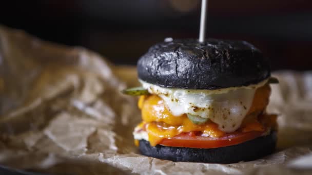 Gran Hamburguesa Sabrosa Con Carne Jamón Natural Filete Verduras Frescas — Vídeo de stock