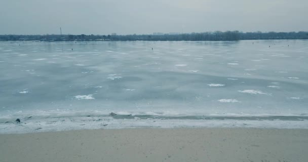 Vzdušná Fotka Zamrzlé Řeky Dnieper Kyjevě Kvadrocopter Režie Zasněžené Zimní — Stock video