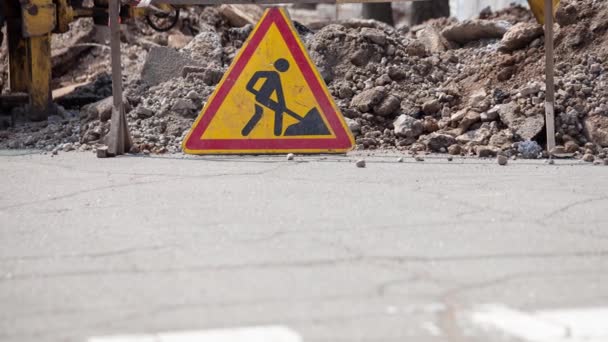 Filmagem Sob Sinal Estrada Construção Close Perto Pilha Rochas Escavação — Vídeo de Stock