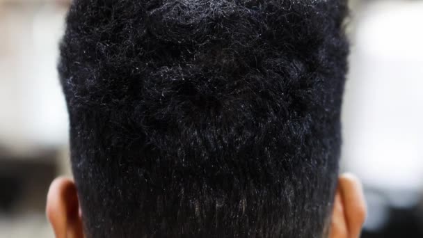 Молодий Чорний Хлопець Кучерявим Темним Волоссям Сидить Перукарському Кріслі Чекає — стокове відео