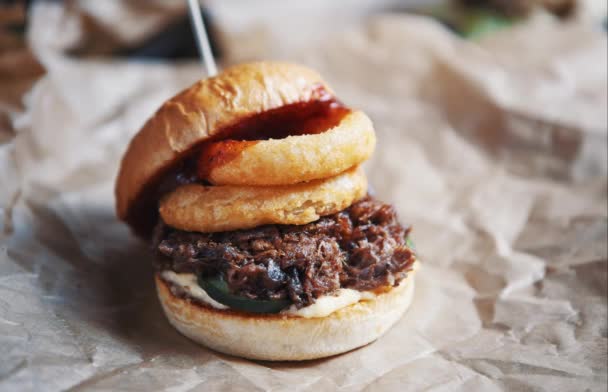 Вкусный Гамбургер Жареный Гриле Закрыть Фотографию Макрорежиме — стоковое видео