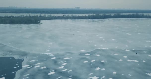 Vzdušná Fotka Zamrzlé Řeky Dnieper Kyjevě Kvadrocopter Režie Zasněžené Zimní — Stock video