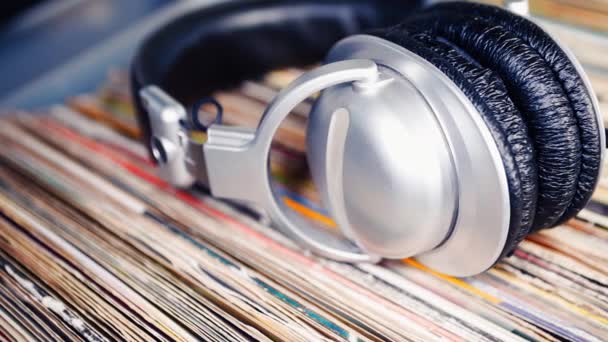 ビニールレコードの ヘッドフォン アナログレコードとビッグヘッド電話のコレクション — ストック動画