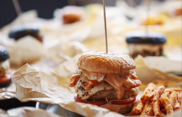 Delizioso Hamburger Con Patatine Fritte Nel Menu Del Ristorante Fastfood — Video Stock