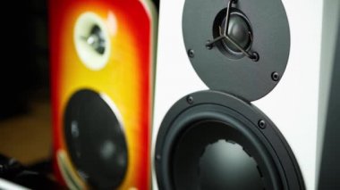 Dj dükkanında yüksek kaliteli hoparlörler Görüntüleri. Ses kayıt stüdyosu için hifi ses sistemi satın alın. Profesyonel hi-fi dolap hoparlör kutusu satışa. Ses kayıt stüdyoları için ses ekipmanları.