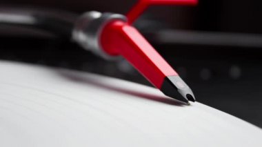 Profesyonel pikap müzik ile vinil rekor disk oynar. DJ turntable kayıt oyuncu closeup. Ses donanımları, disk jokey için.