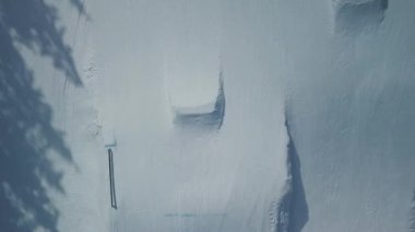 Bukovel, Ukrayna - 19 Mart 2018: Karpat dağlarındaki kış parkının havadan insansız hava aracı görüntüleri. Snowboard parçaları ve Extreme Winter Park tatil uçan video kamera ile çekilen telesiyej