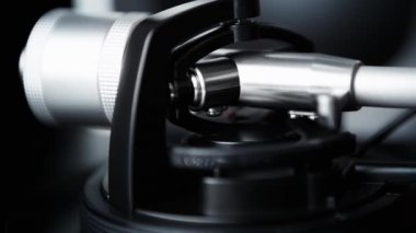 Profesyonel parti dj turntable görüntüleri yakın. Ton kolu odak ağırlığındadır. Yüksek kaliteli analog müzik çalmak için ses ekipmanları. hi-fi içinde vinil kayıtları dinleyin. 