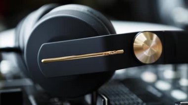 Güçlü bas & yüksek kaliteli ses ile DJ kulaklıklar. Müzikal parçaları karıştırma için profesyonel parti DJ kulaklık