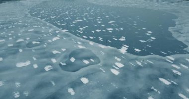  Dondurulmuş hava drone fotoğrafı Kiev 'deki Dinyeper Nehri. Ukrayna 'da karlı kış peyzaj quadrocopter havai shot.