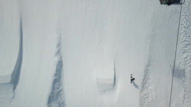 Bukovel, Ukrayna - 19 Mart 2018: Karpat dağlarındaki kış parkının havadan insansız hava aracı görüntüleri. Snowboard parçaları ve Extreme Winter Park tatil uçan video kamera ile çekilen telesiyej