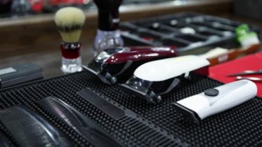 Profesyonel berber elektriş tıraş makineleri. Tıraş makinesi ve düzeltici ile berber dükkanında sakal ve bıyık tıraş müşteriler. Pro araçları ile saç giriş şekli kesin. Erkek güzellik tedavi konsepti