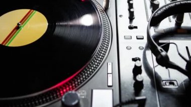 Gece kulüp parti, canlı konserde müzik karıştırmak için DJ kulaklık görüntüleri. Disk jokey için profesyonel baş telefonların Video. Eğlence etkinliğinde müzik parçalarını karıştırmak ve çalmak için DJ'ler ses ekipmanları.