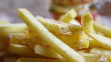Sıcak yemek restoran menüsünde kahverengi dekoratif kağıt üzerinde servis lezzetli büyük yağlı hazırlanmış hamburger Görüntüleri. Kafede tabakta yağ et, sos ve patates kızartması ile lezzetli ama sağlıksız abur cubur