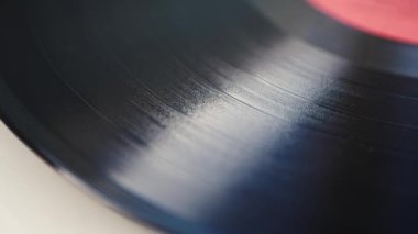Siyah analog vinil plak disk turntable oyuncu için müzik ile. Vintage hifi eski okul ses ekipmanları için müzik aşığı, ses meraklısı ve yenilikçi.