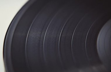 Siyah analog vinil kayıtların görüntüleri yakından. Turntable kayıt çalar için müzik ile vintage ses diski Makro çekim. Hifi tüketici elektroniği aksesuarları. Yüksek kalitede müzik çal 