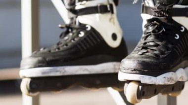 Açık paten park Agresif iline roller blader. Genç ekstrem spor sporcuyaz günü dışında paten parkı tesisinde serbest paten sürmek. Popüler gençlik aksiyon spor ekipmanları.