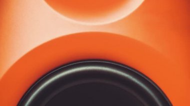 Kırmızı hoparlör kutusu Hifi kapatın. DJ, profesyonel ses ekipmanları müzisyen. Yüksek kaliteli stüdyo kayıt ses donatmak. Merhaba-Fi difüzör hoparlör plastik dolap kutusunda inşa odaklanmak.