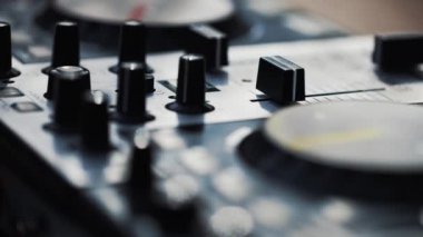 Yakından parti dj mikser cihaz görüntüleri. Yakın çekimde profesyonel disk jokey ses ekipmanları Video. Gece kulübünde konserde müzik çalmak için ses düzenleyicileri ve çapraz fader ile karıştırma paneli.