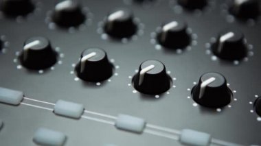 Disk jokey, ses yapımcısı ve besteci için davul makinesi midi denetleyici görüntüleri. Modern beat makinesi ile müzik parçaları üretin. Ses kayıt stüdyosu için dijital üretim merkezi. 