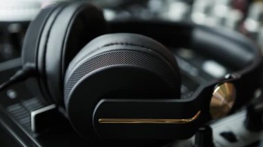 Güçlü bas & yüksek kaliteli ses ile DJ kulaklıklar. Müzikal parçaları karıştırma için profesyonel parti DJ kulaklık