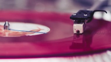 Profesyonel pikap müzik ile vinil rekor disk oynar. DJ turntable kayıt oyuncu closeup. Ses donanımları, disk jokey için.