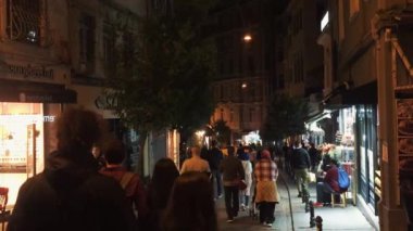 İstanbul, Türkiye 'de gece vakti kent caddesi