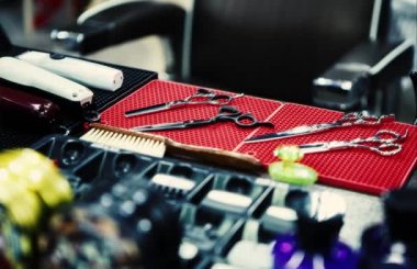 Stilist için profesyonel berber araçları. Elektrikli tıraş makinesi, düzeltici, tarak ve yeni saç kesimi yapmak için fırçalar. Yüksek kaliteli erkek güzellik tedavi konsepti. Güzellik salonunda yeni saç stili olun