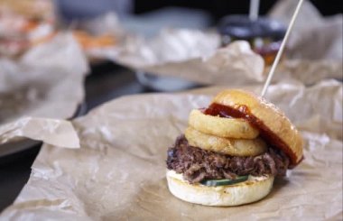 Mangalda kızarmış lezzetli hamburger. Makro modunda fotoğrafı kapatma 