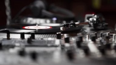 Yakın çekimanalog vinil kayıt üzerinde parti dj dönüş masa oynatıcı iğne Görüntüleri. Video turntable sesi kolu ve iğneler kartuş. Gece kulübünde konser için profesyonel disk jokey ses ekipmanları.