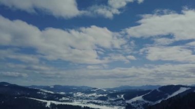Bukovel 'de drone videosu. Karpat Dağları
