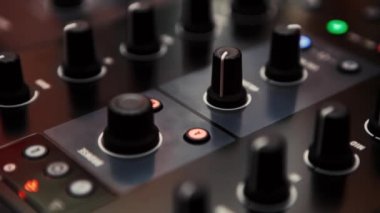 Yakından parti dj mikser cihaz görüntüleri. Yakın çekimde profesyonel disk jokey ses ekipmanları Video. Gece kulübünde konserde müzik çalmak için ses düzenleyicileri ve çapraz fader ile karıştırma paneli.
